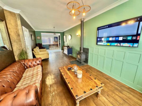 5 Bedroom House - Large Garden with Hot Tub - Sleeps 11 - Close to Beach - Free Parking